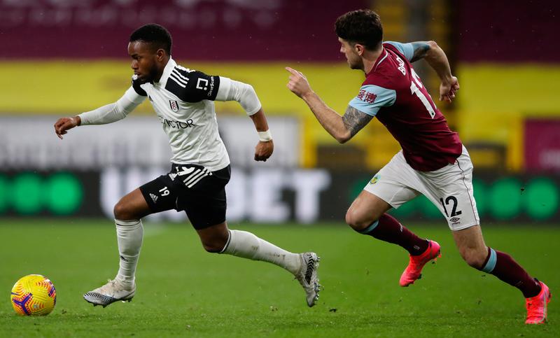 富勒姆的阿德莫拉躲开了伯恩利的罗比·布雷迪